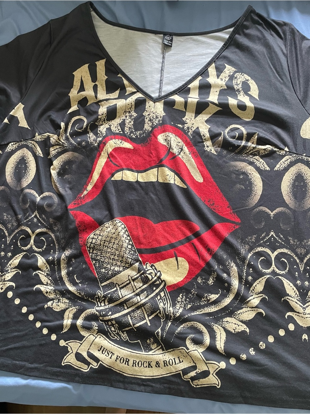 SHEIN Black Tee with Red Lips and Gold Graphic